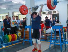 开云体育下载-举重双项赛中出现逆袭，选手突围夺冠