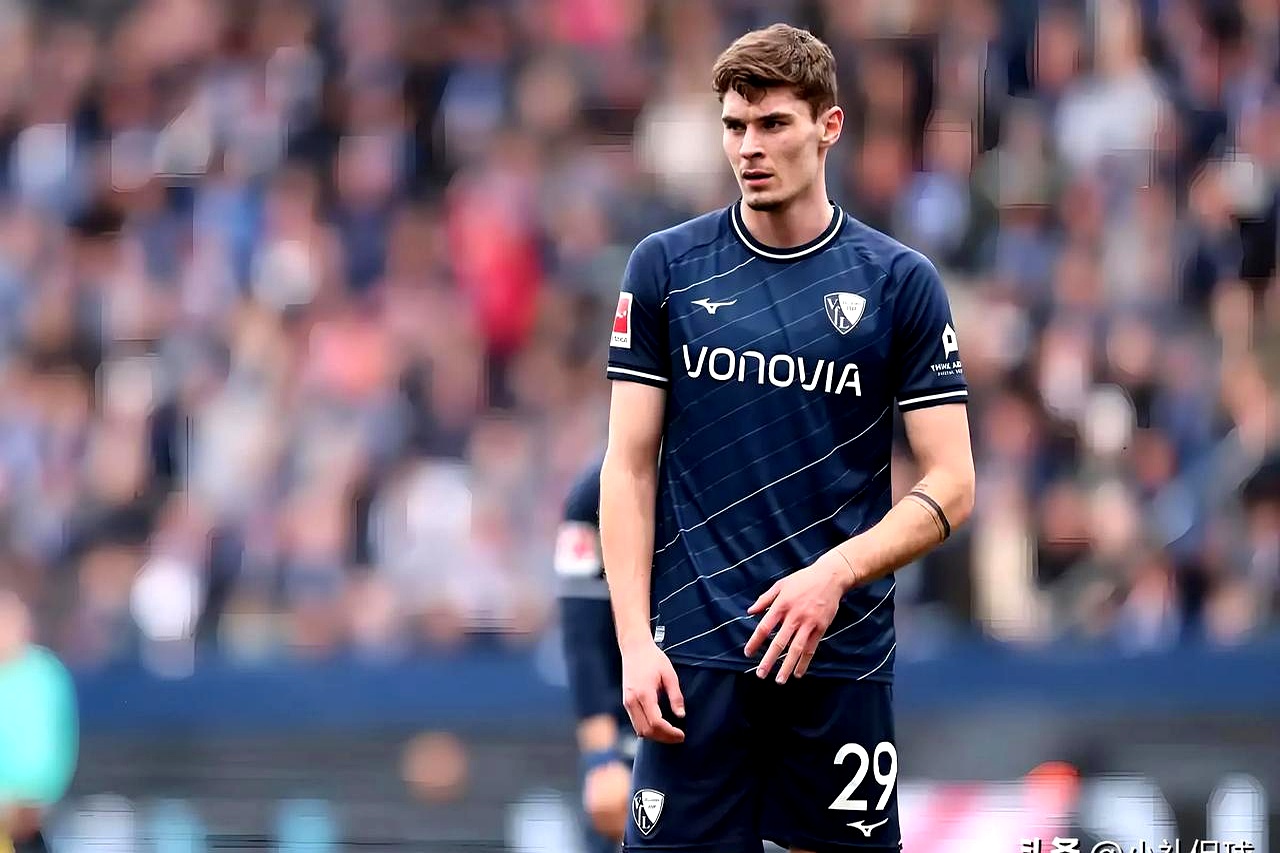 开云官网-德甲球队引进新赛季主力前锋，实力大增