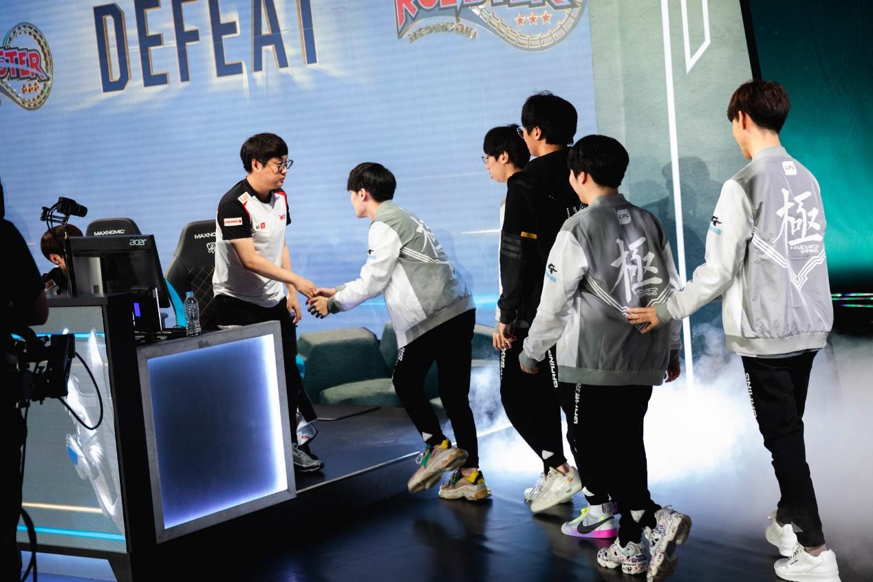 开云体育APP下载-RNG翻盘FPX，Oner团战一打五激烈交锋全球总决赛，留下经典瞬间