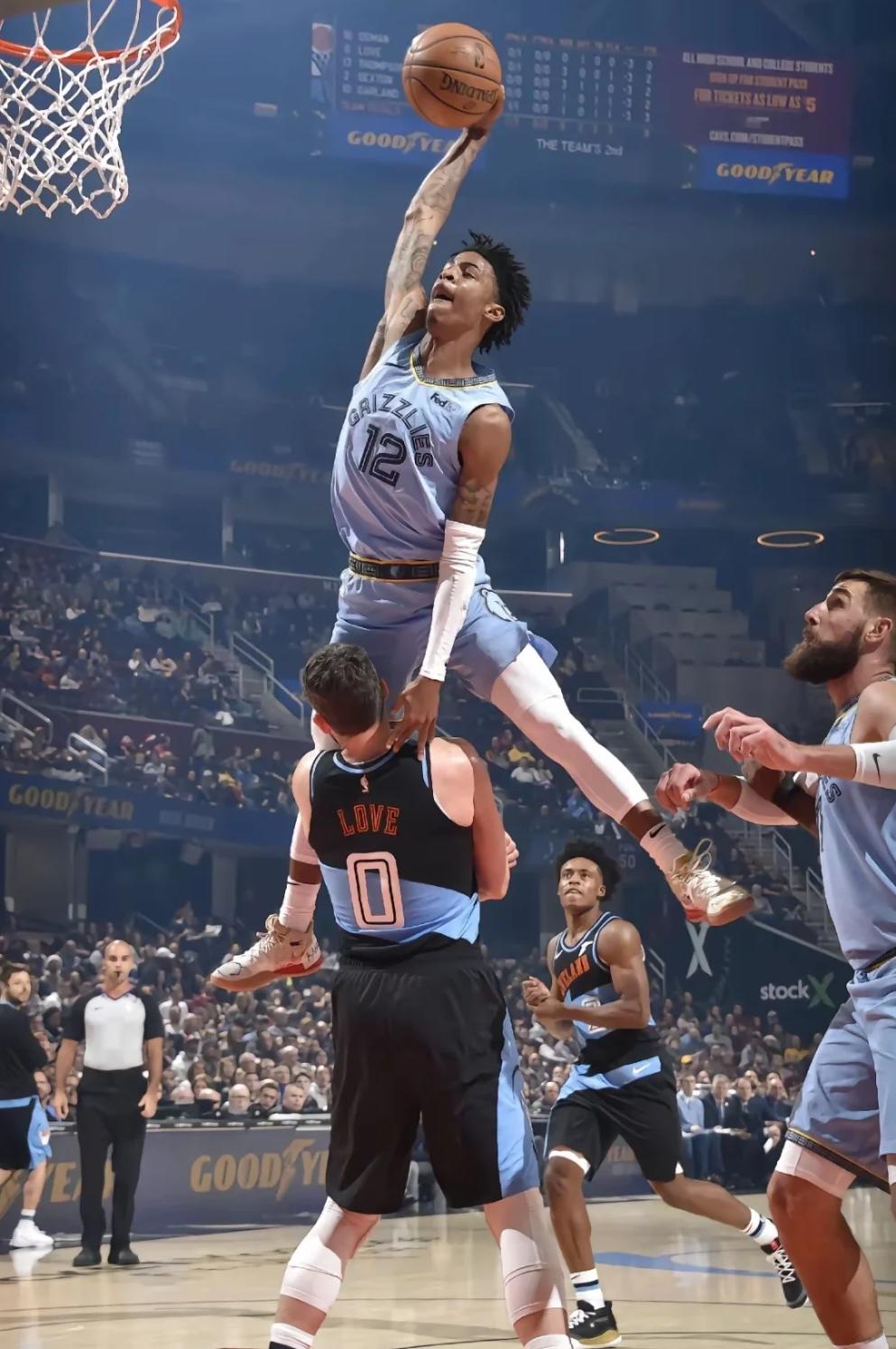 开云官网-灰熊队后卫连续砍下高分，帮助球队取得胜利