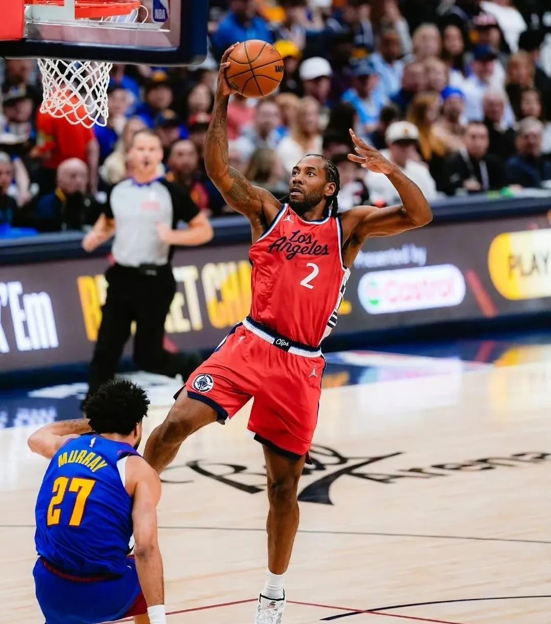 开云体育-快船大胜鹈鹕，莱纳德砍下30分