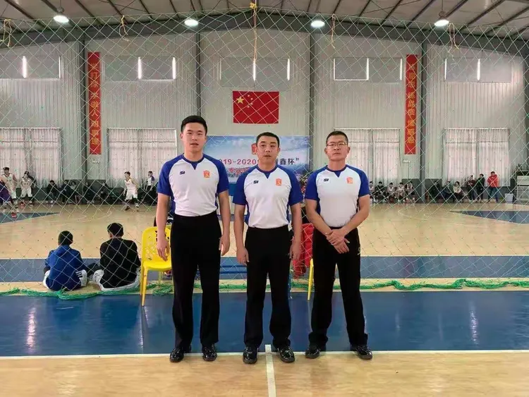 开云体育登录-热血篮球职业比赛冠军庆祝胜利,团结合作